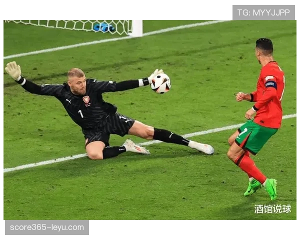 足球历史最佳球员回顾引热议,经典瞬间再度点燃球迷激情 足球历史最佳球员回顾引热议,经典瞬间再度点燃球迷激情