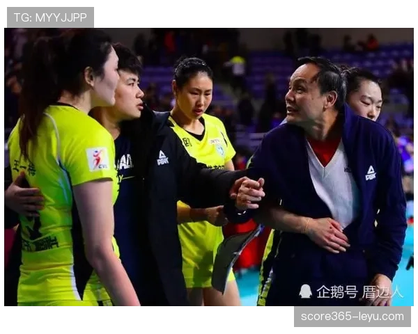 贾一凡训练场上一秒硬汉，下了场秒变暖男，别说球迷，我都怀疑他双重人格了！